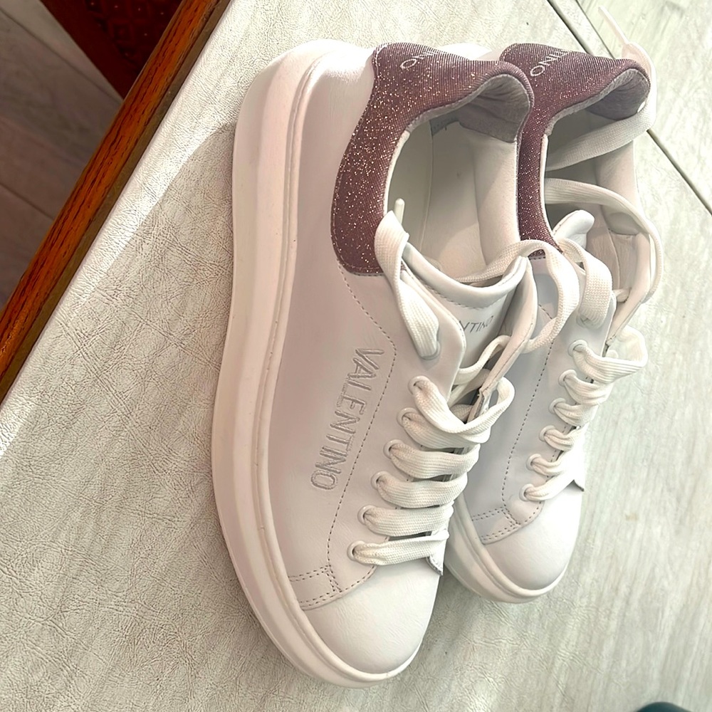 Fits a size 7.5/8.White soles shows some wear/tear,probably could be cleaned off